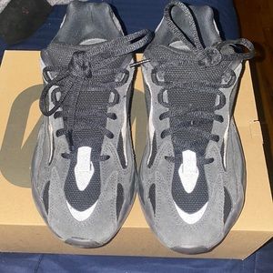 LIKE NEW YEEZY 700